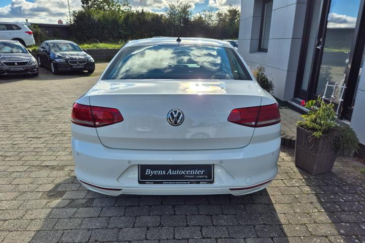 Hvid VW Passat fra 2015