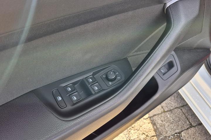 Hvid VW Passat fra 2015