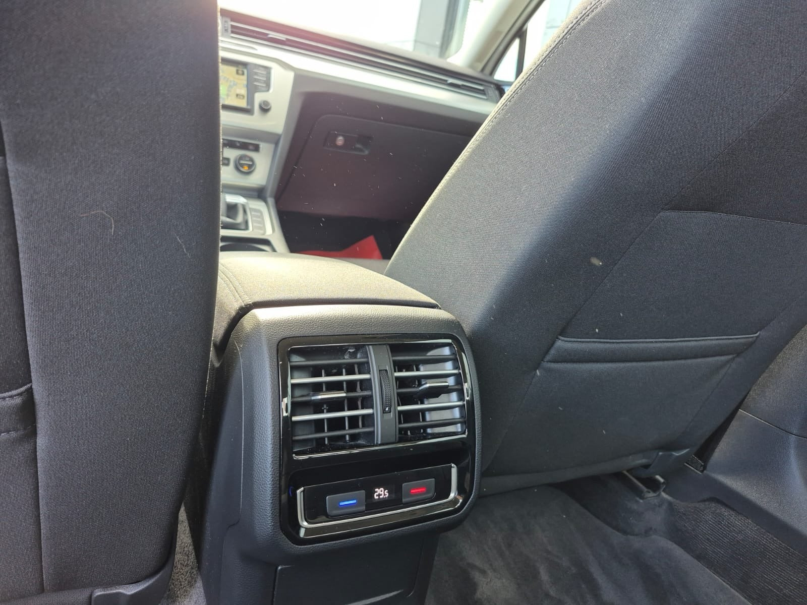 Hvid VW Passat fra 2015