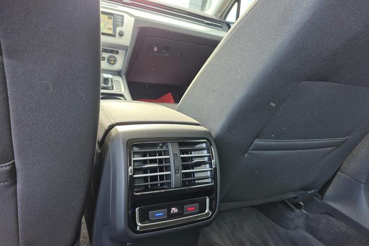 Hvid VW Passat fra 2015