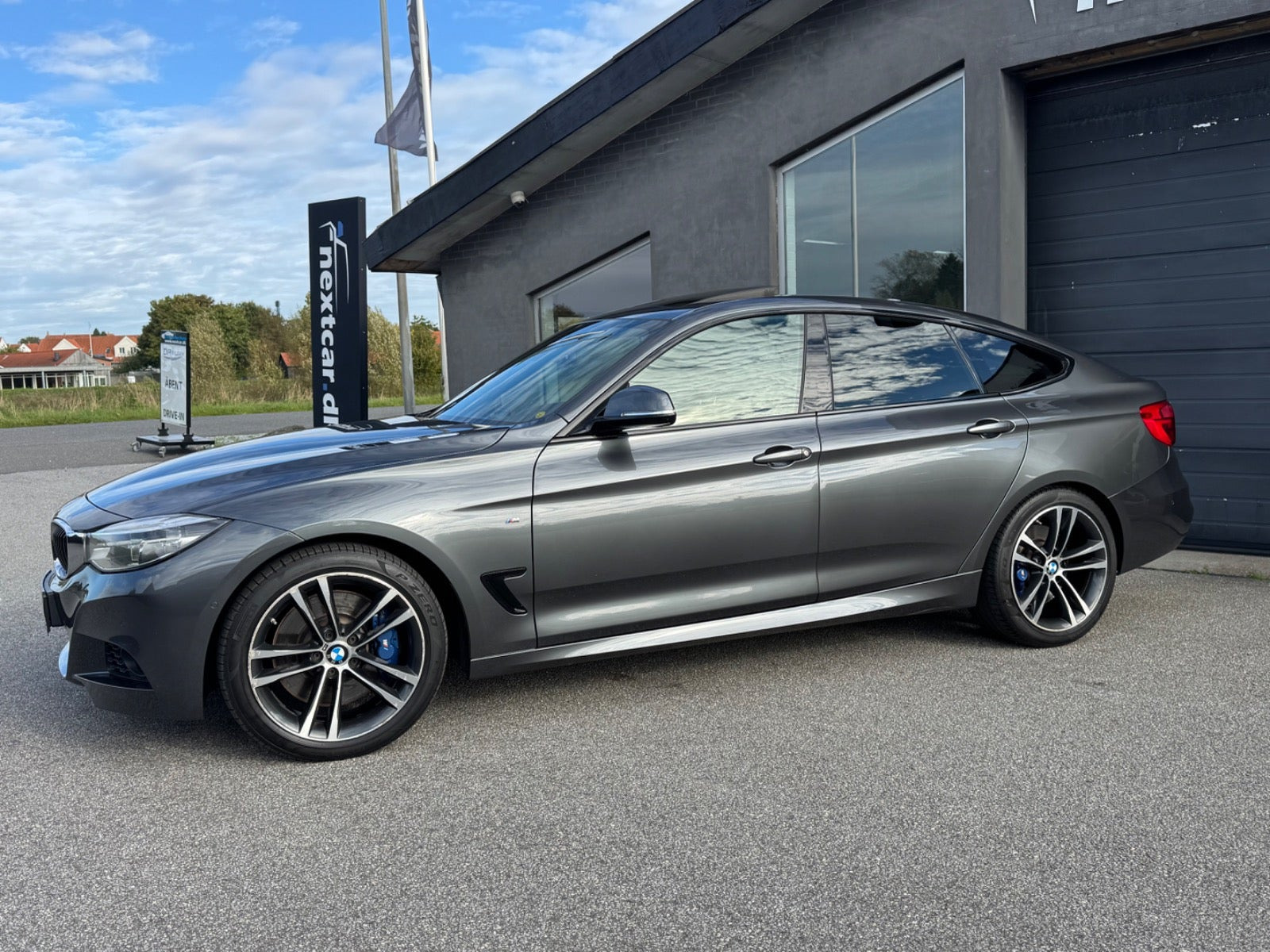 Grå BMW 330i fra 2017