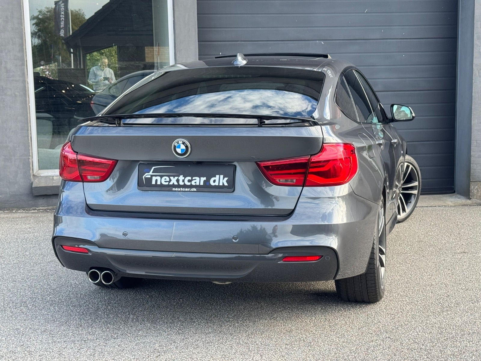 Grå BMW 330i fra 2017