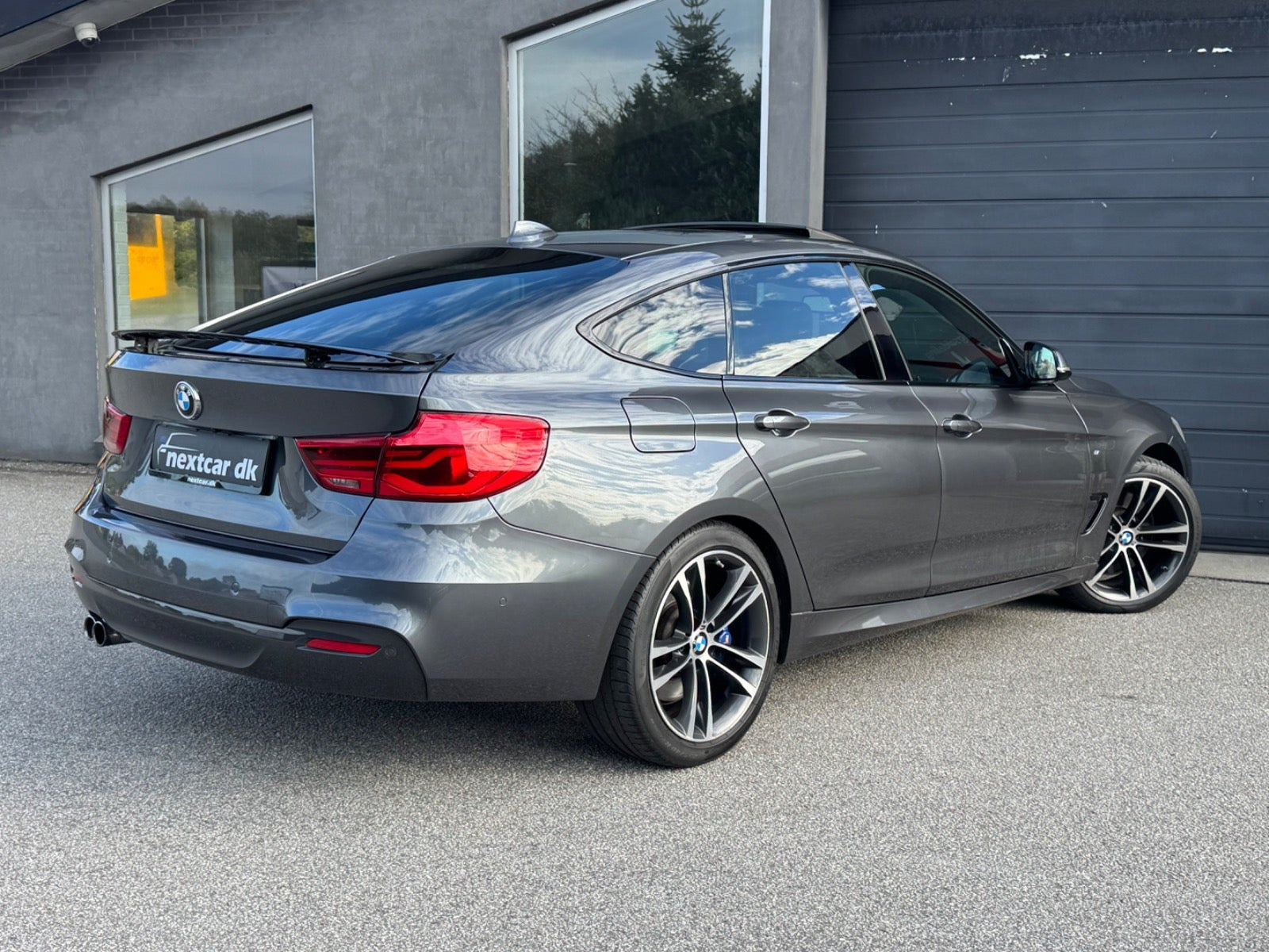 Grå BMW 330i fra 2017
