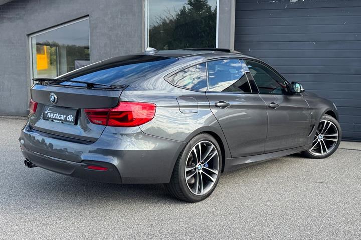 Grå BMW 330i fra 2017