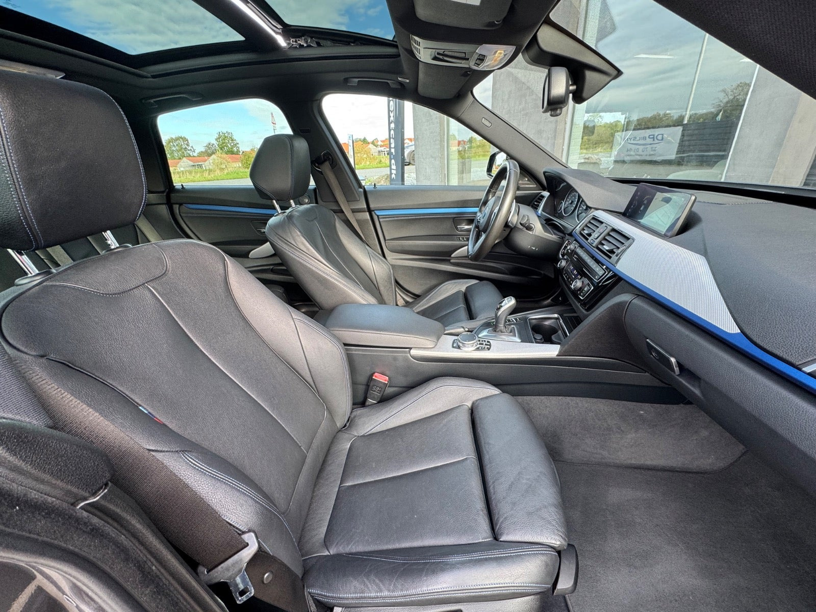 Grå BMW 330i fra 2017