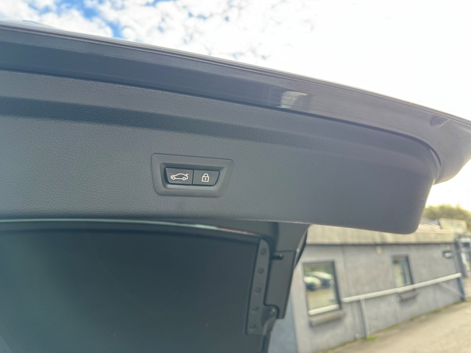 Grå BMW 330i fra 2017