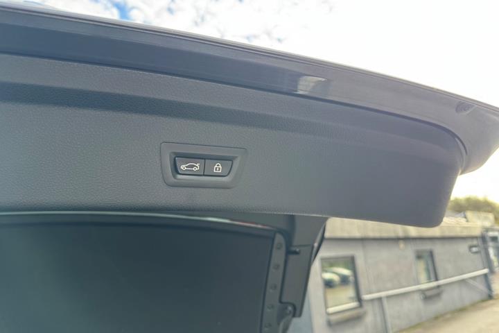 Grå BMW 330i fra 2017
