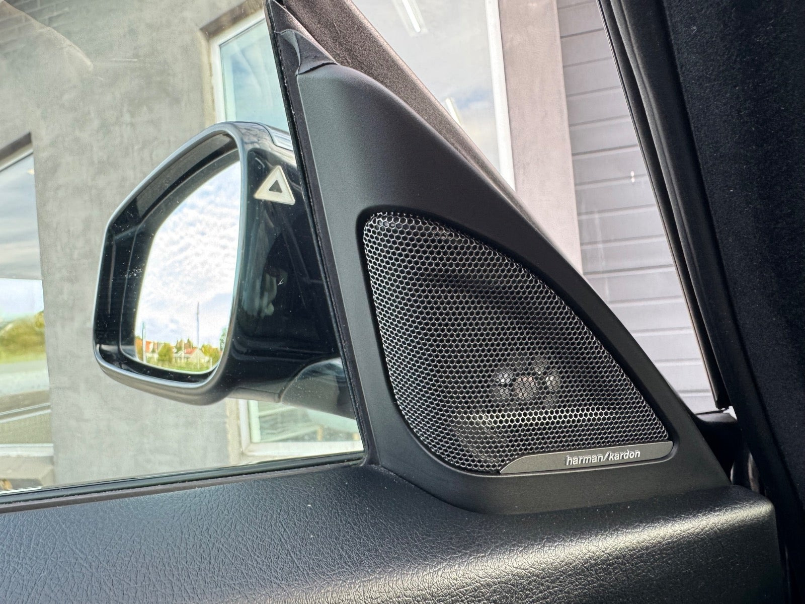 Grå BMW 330i fra 2017