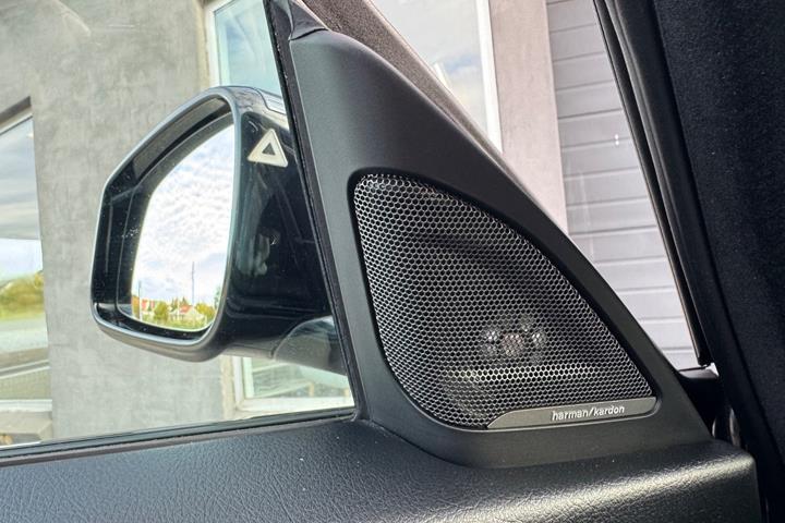 Grå BMW 330i fra 2017
