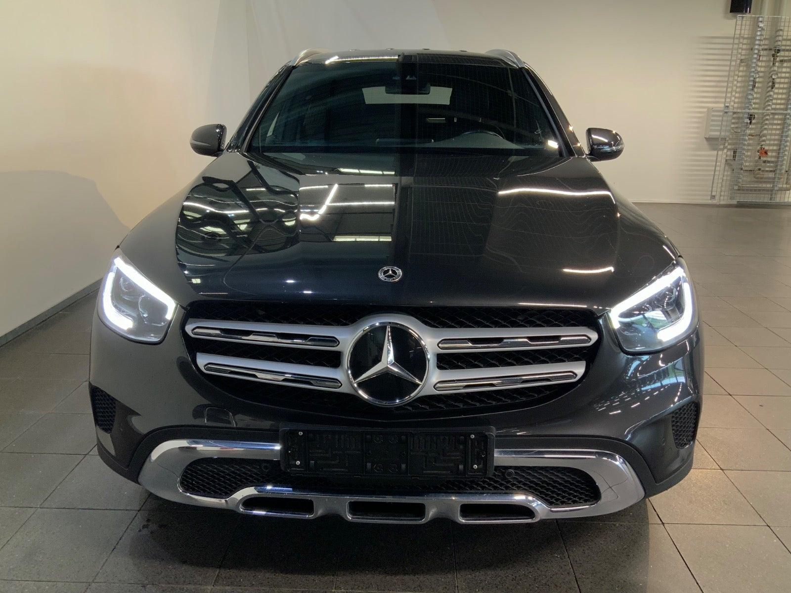 Grå Mercedes GLC300 de fra 2021