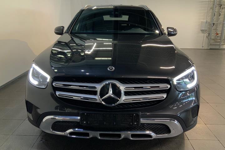 Grå Mercedes GLC300 de fra 2021