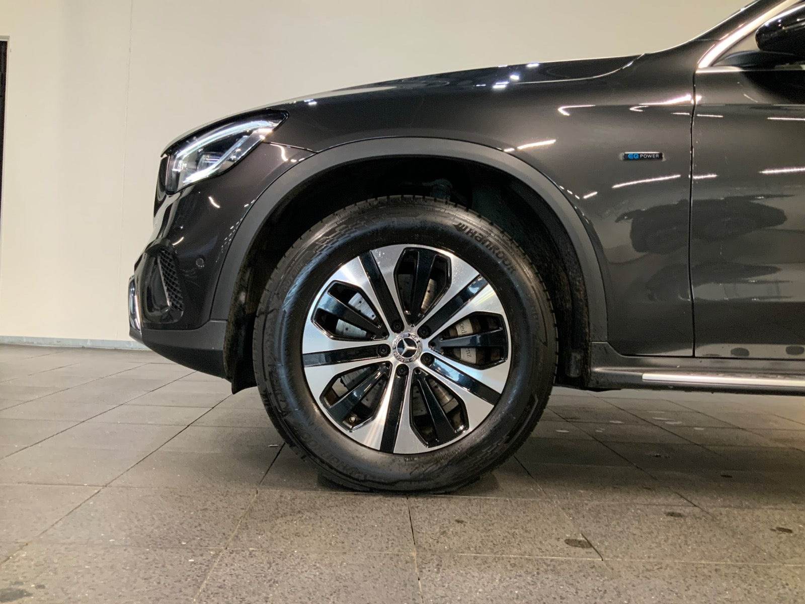 Grå Mercedes GLC300 de fra 2021