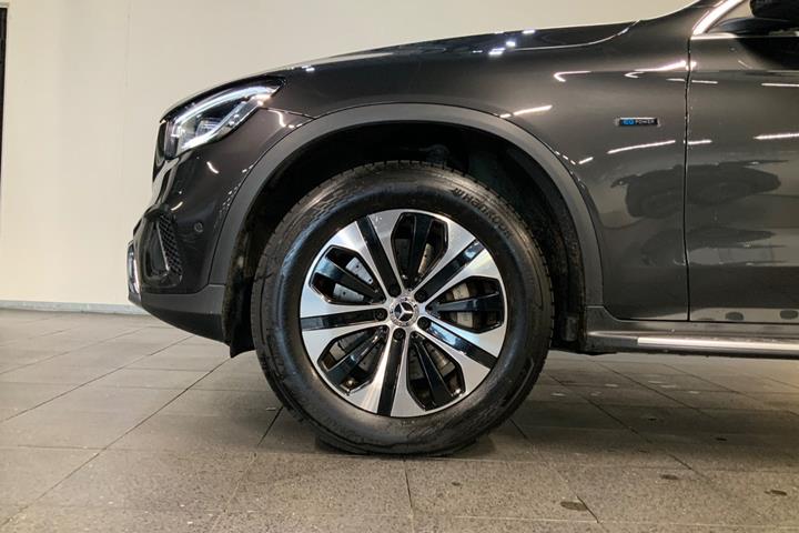 Grå Mercedes GLC300 de fra 2021