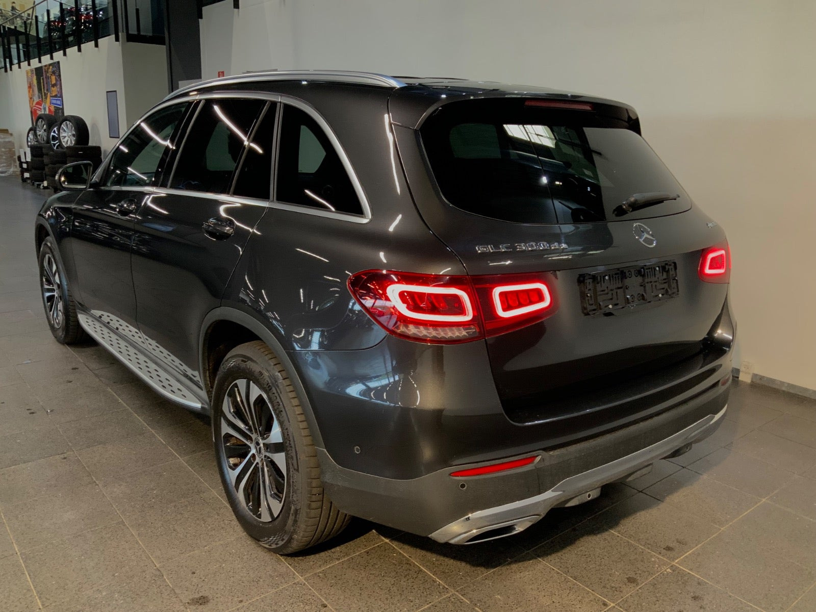 Grå Mercedes GLC300 de fra 2021