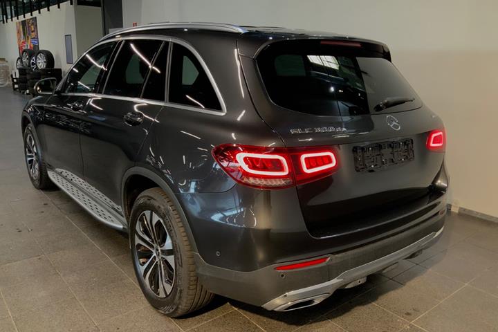 Grå Mercedes GLC300 de fra 2021