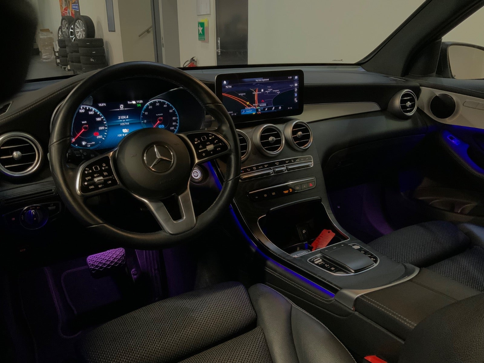 Grå Mercedes GLC300 de fra 2021
