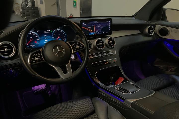 Grå Mercedes GLC300 de fra 2021