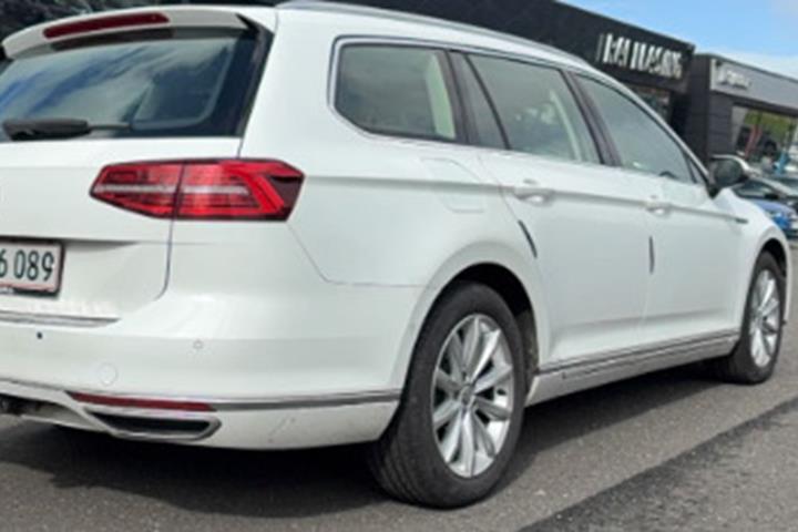 Hvid VW Passat fra 2019