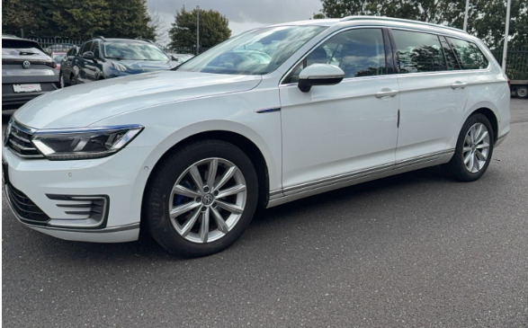 Hvid VW Passat fra 2019
