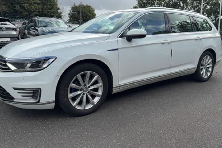Hvid VW Passat fra 2019