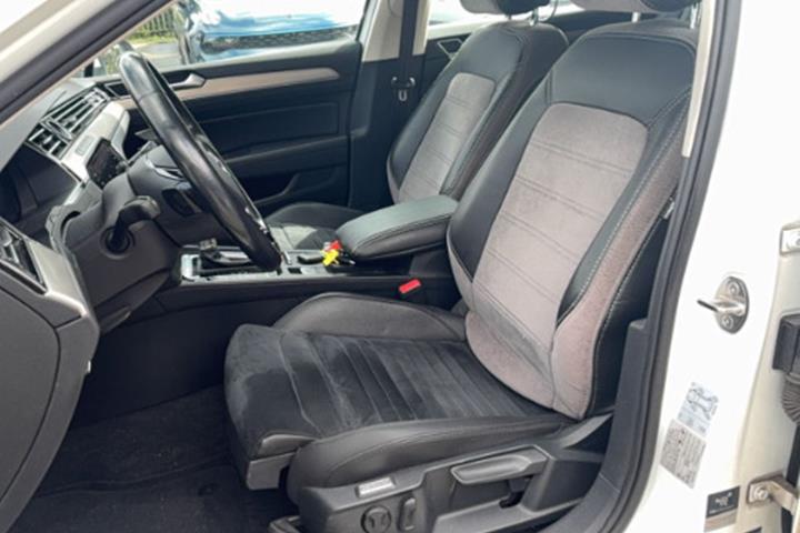 Hvid VW Passat fra 2019