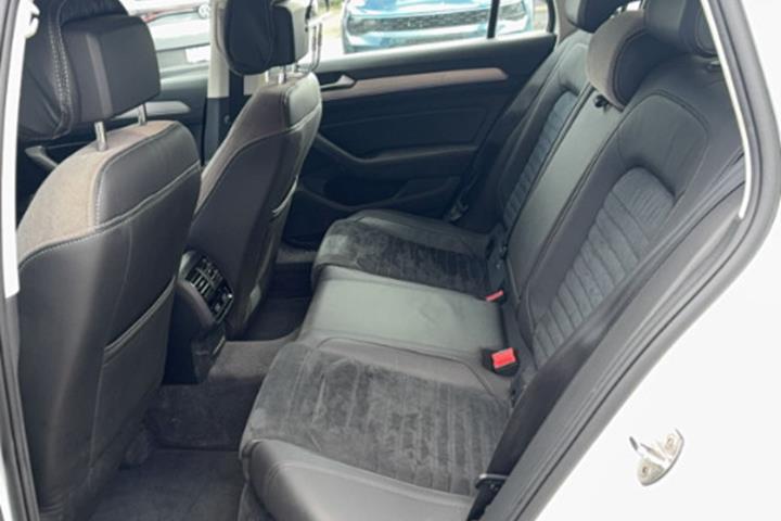Hvid VW Passat fra 2019
