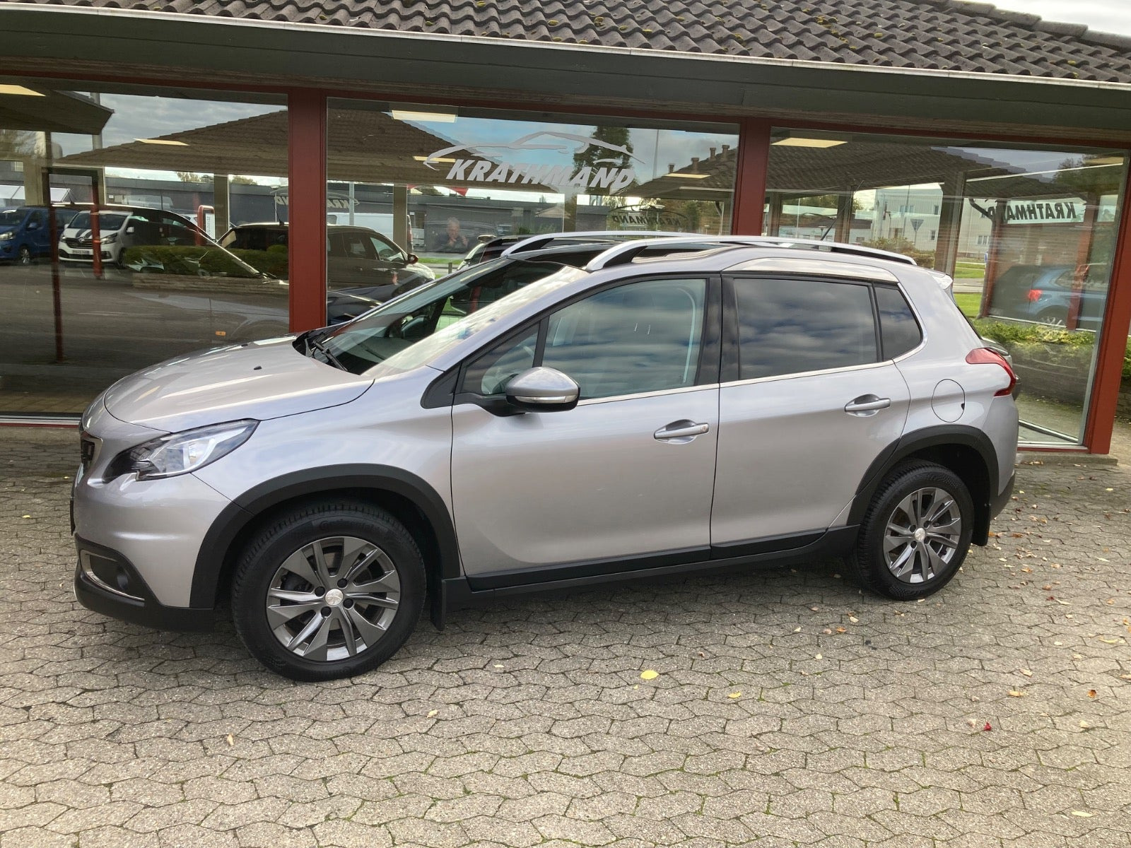 Grå Peugeot 2008 fra 2019