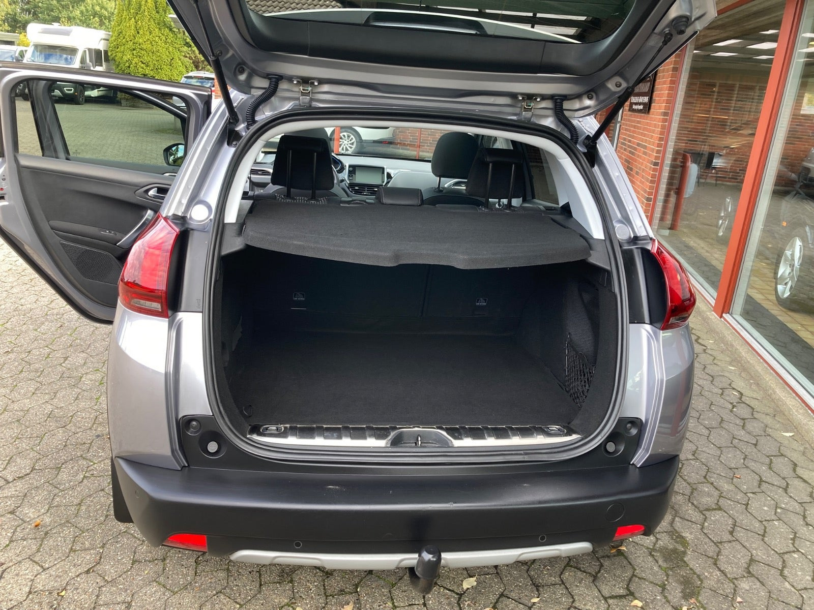 Grå Peugeot 2008 fra 2019