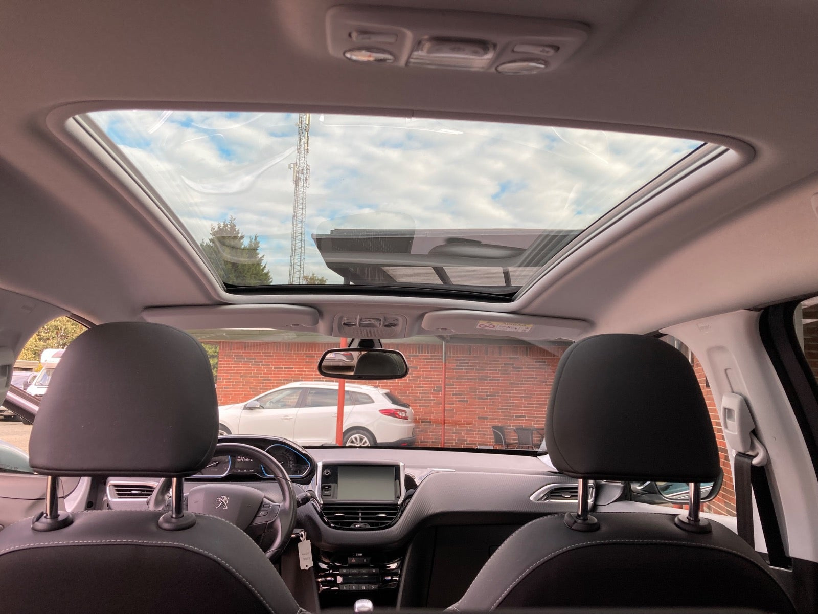 Grå Peugeot 2008 fra 2019