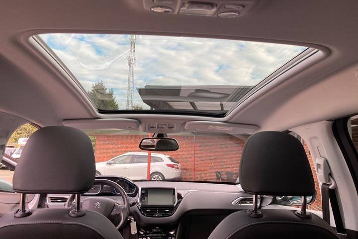 Grå Peugeot 2008 fra 2019