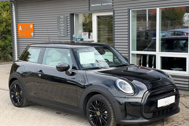 Sort Mini Cooper SE fra 2024