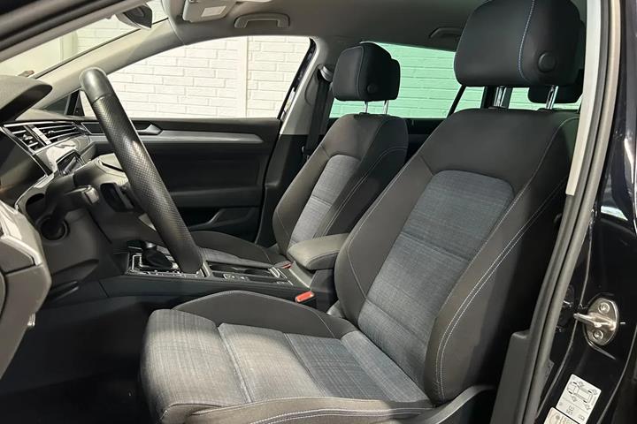 Sort VW Passat fra 2021