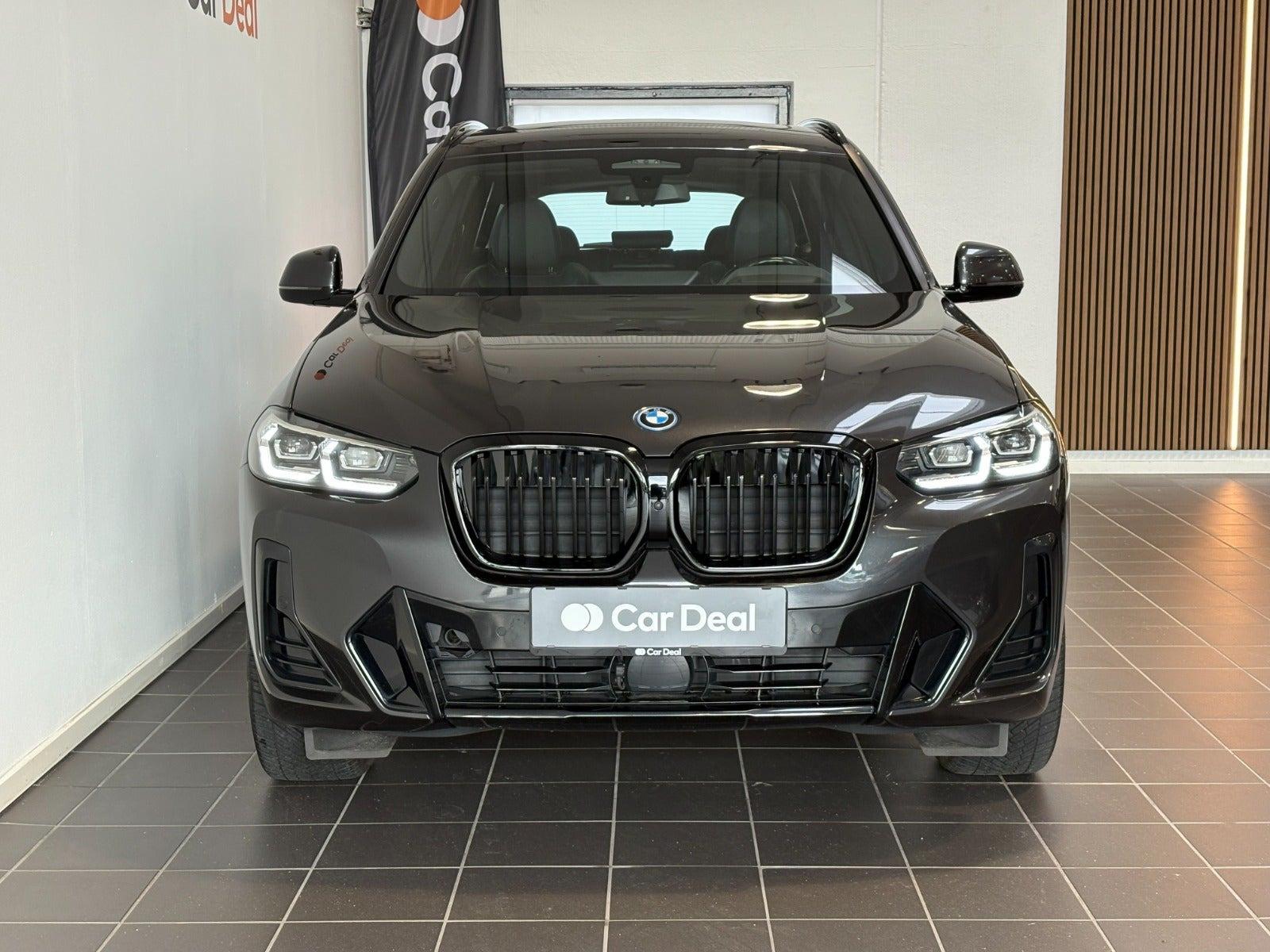 Grå BMW iX3 fra 2023