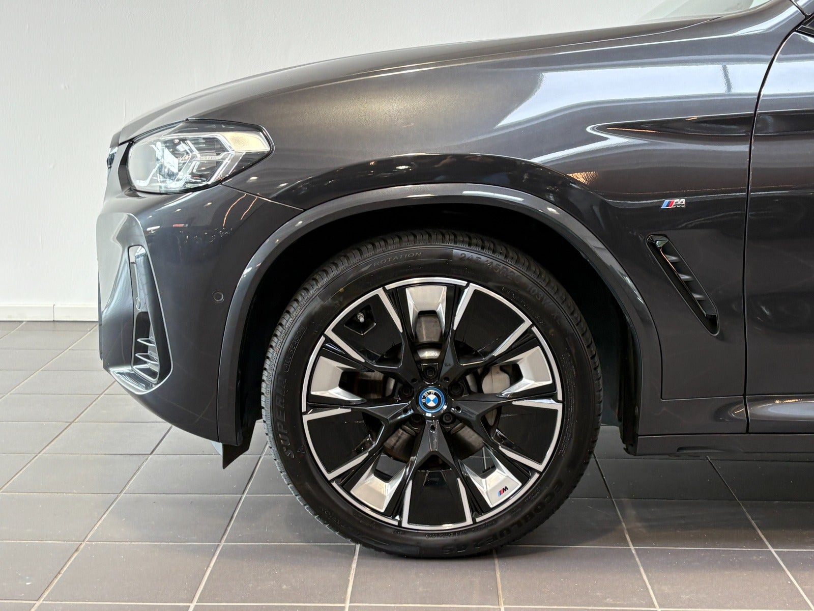 Grå BMW iX3 fra 2023