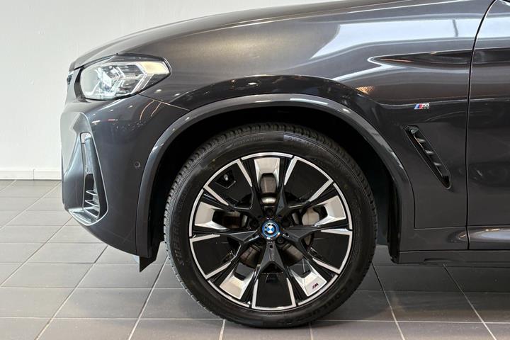 Grå BMW iX3 fra 2023