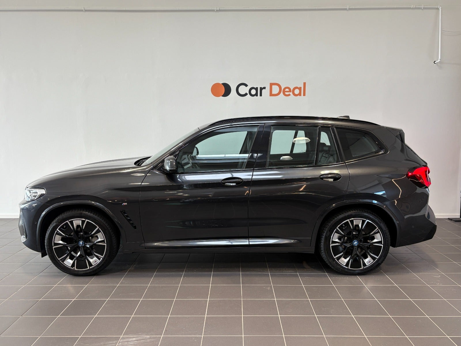 Grå BMW iX3 fra 2023