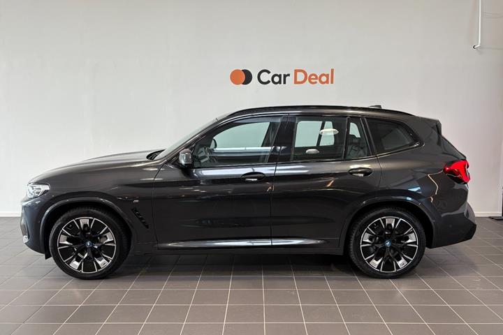 Grå BMW iX3 fra 2023