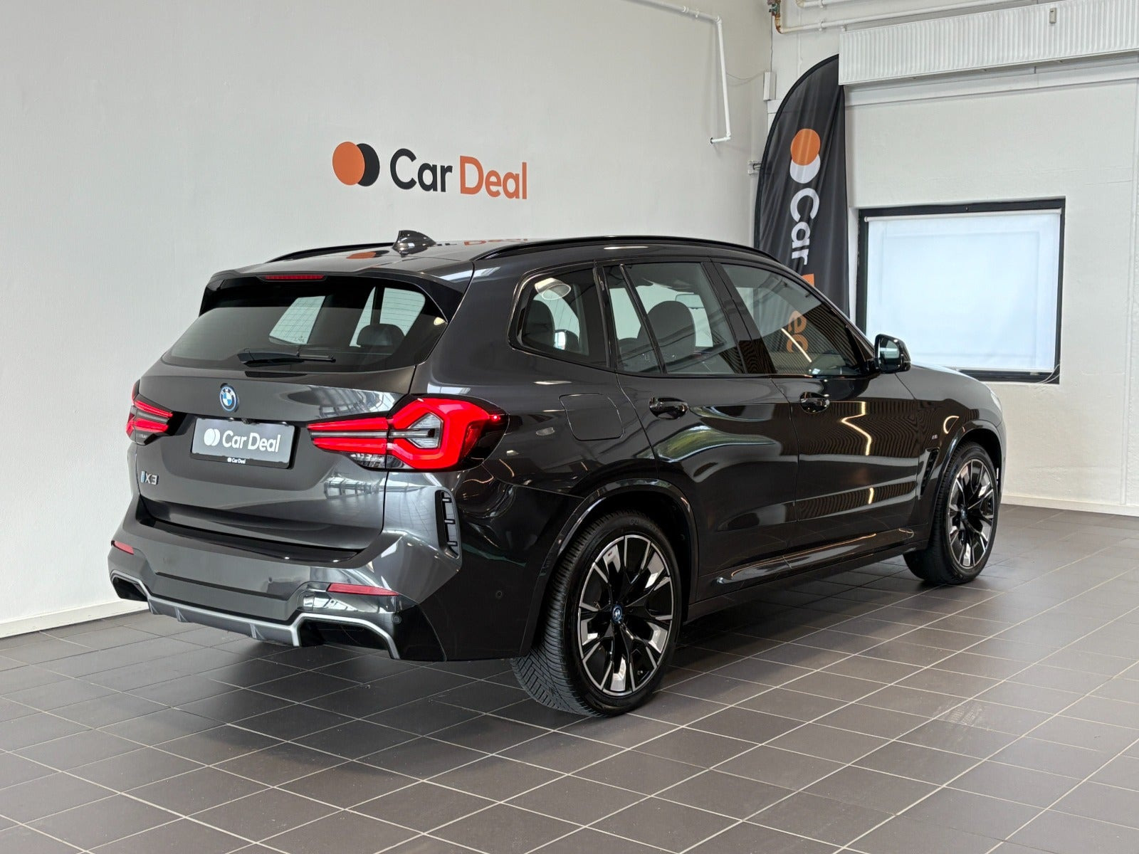 Grå BMW iX3 fra 2023
