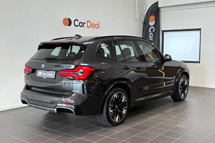 Grå BMW iX3 fra 2023