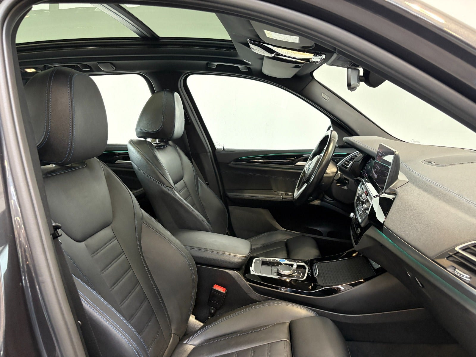 Grå BMW iX3 fra 2023
