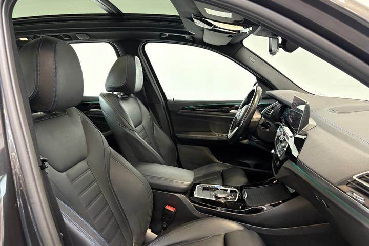 Grå BMW iX3 fra 2023