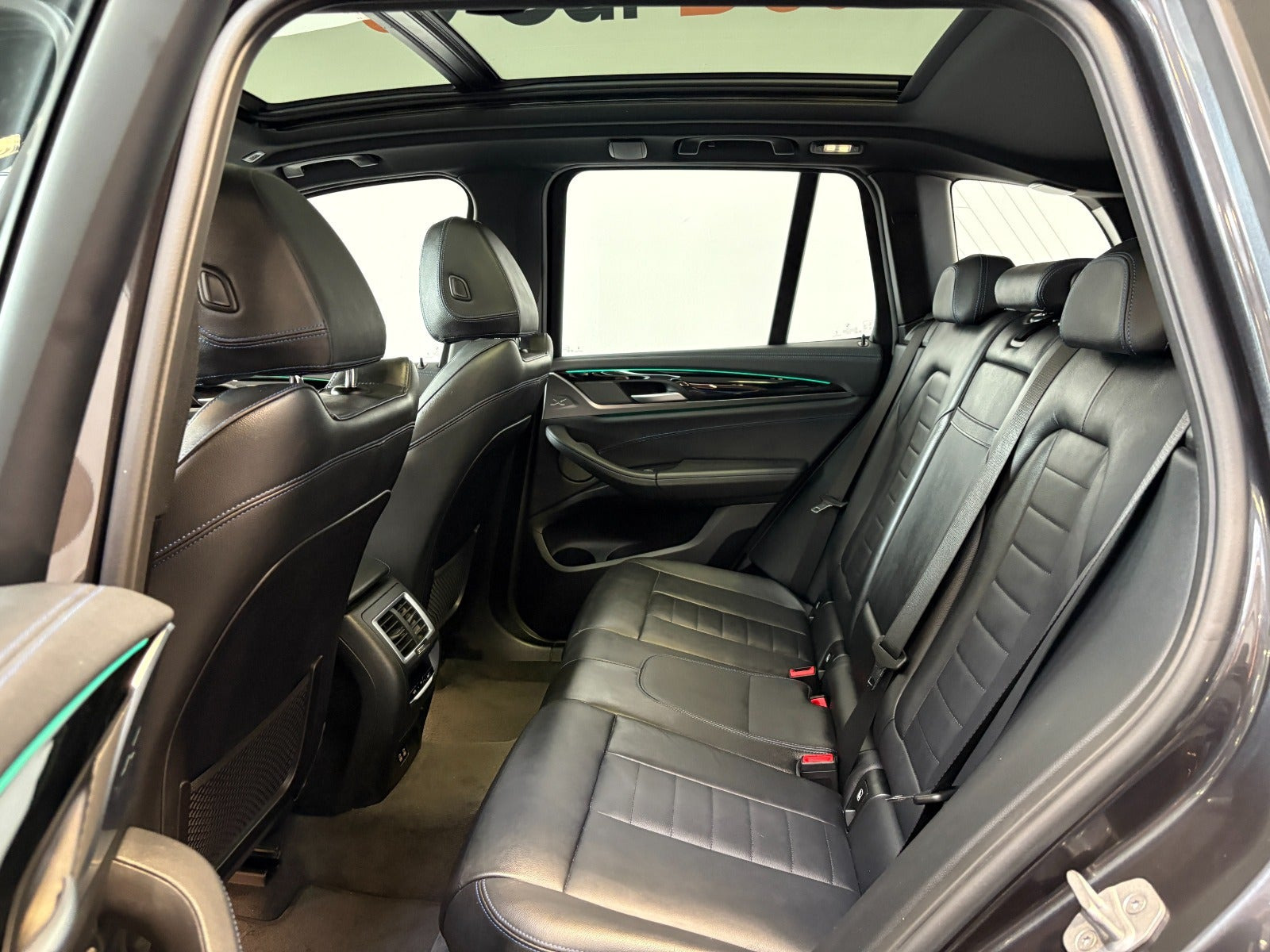 Grå BMW iX3 fra 2023