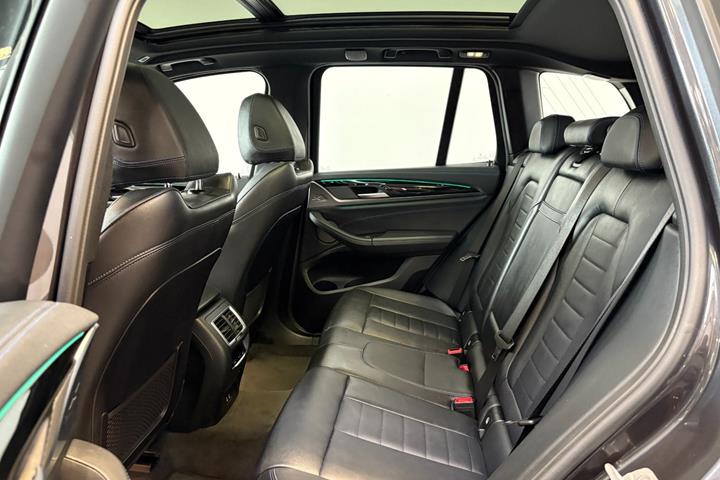 Grå BMW iX3 fra 2023