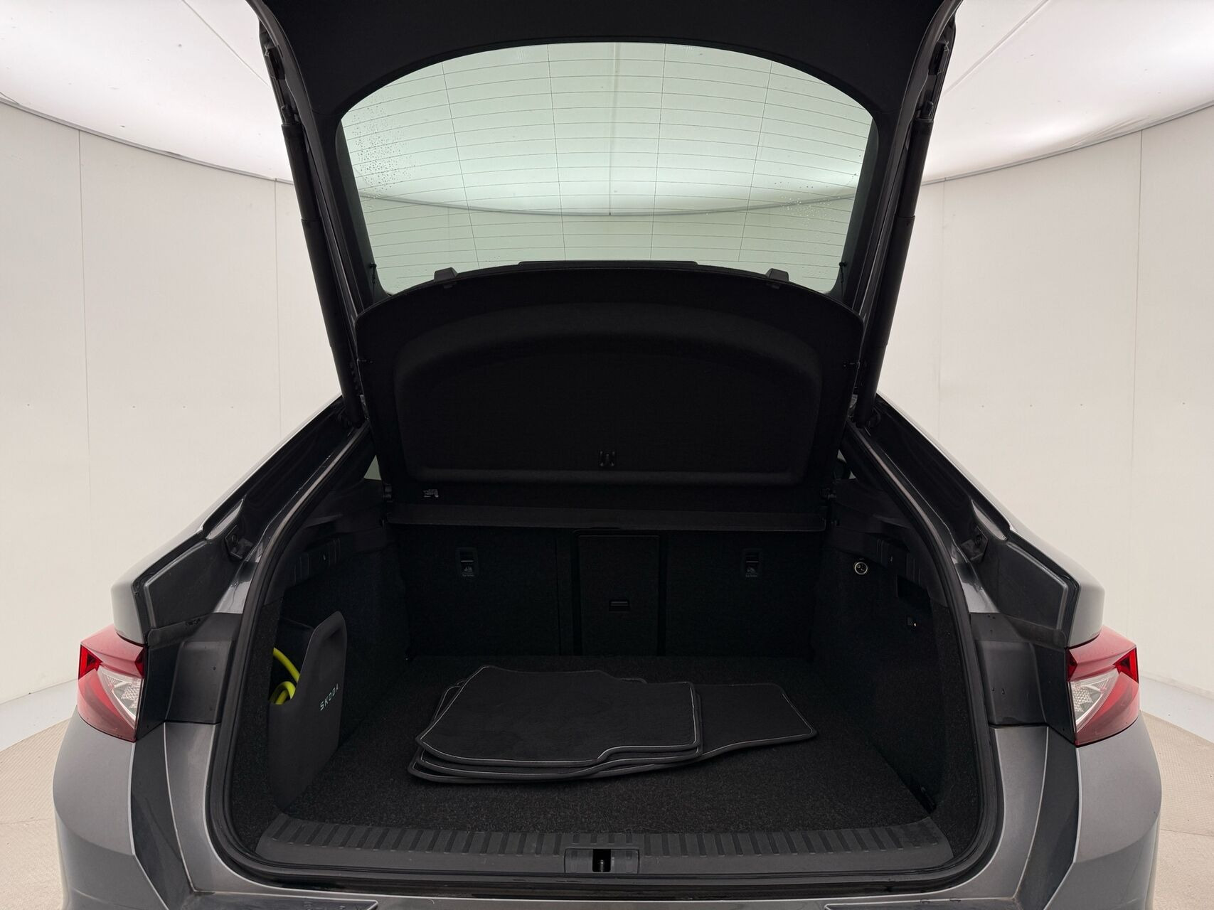 Grå Skoda Enyaq fra 2024