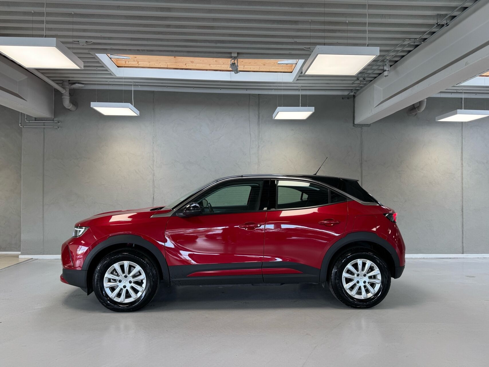 Rød Opel Mokka-e fra 2023