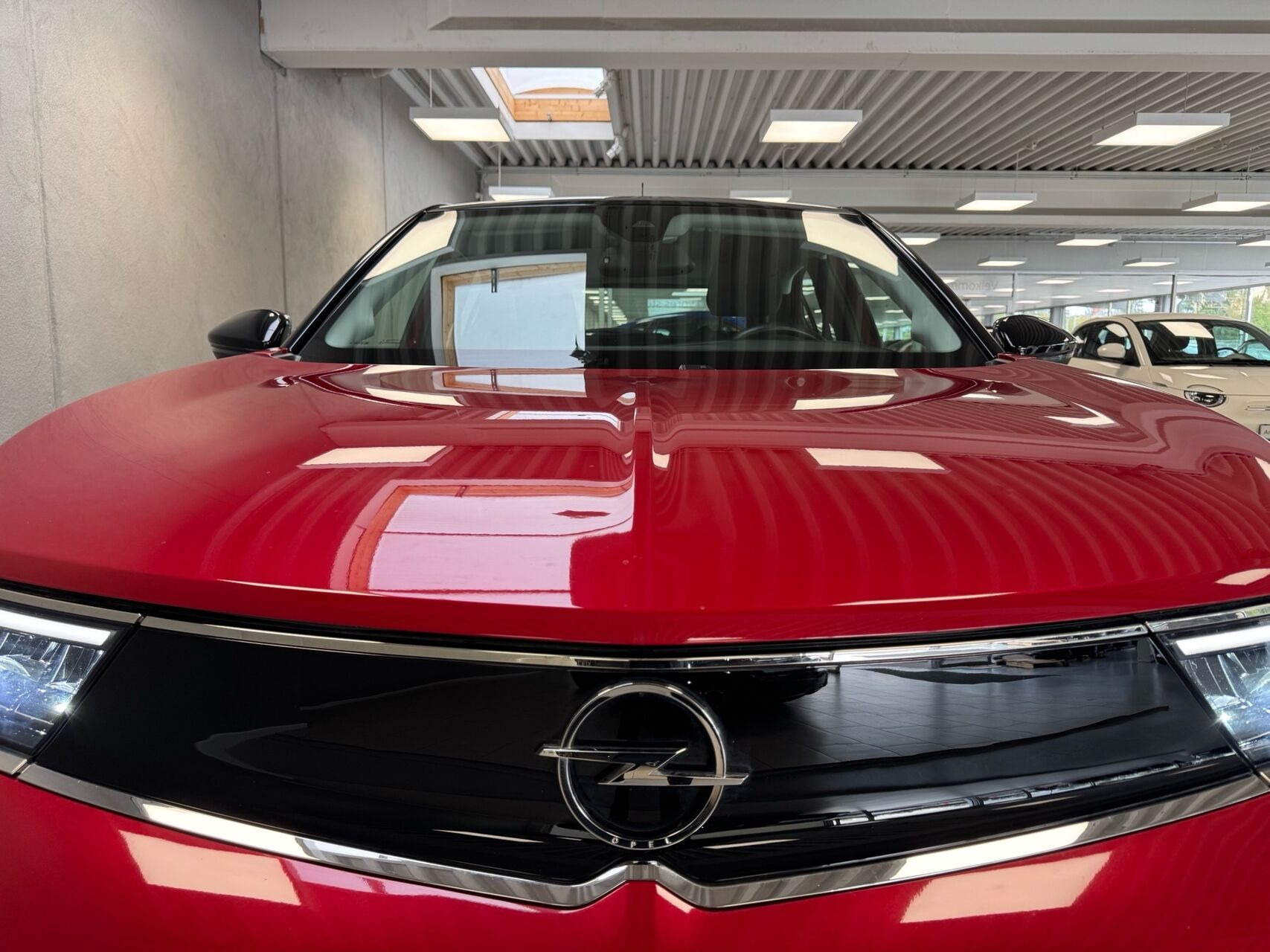 Rød Opel Mokka-e fra 2023