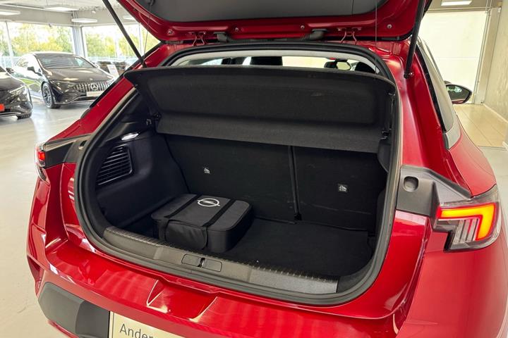 Rød Opel Mokka-e fra 2023