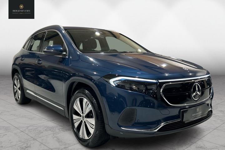 Blå Mercedes EQA250 fra 2023 set udefra