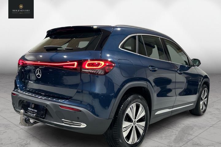 Blå Mercedes EQA250 fra 2023
