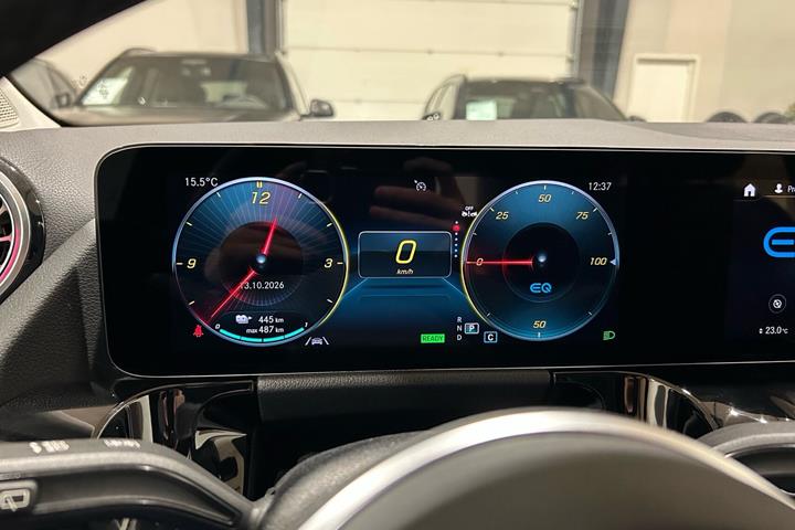 Blå Mercedes EQA250 fra 2023